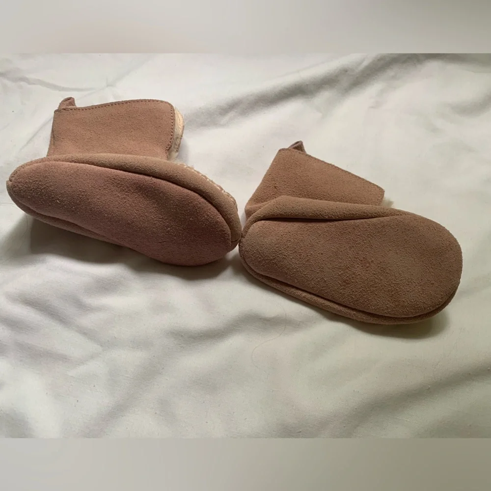 Old Navy baby booties size 4 12-18 m - pink with faux fur interior